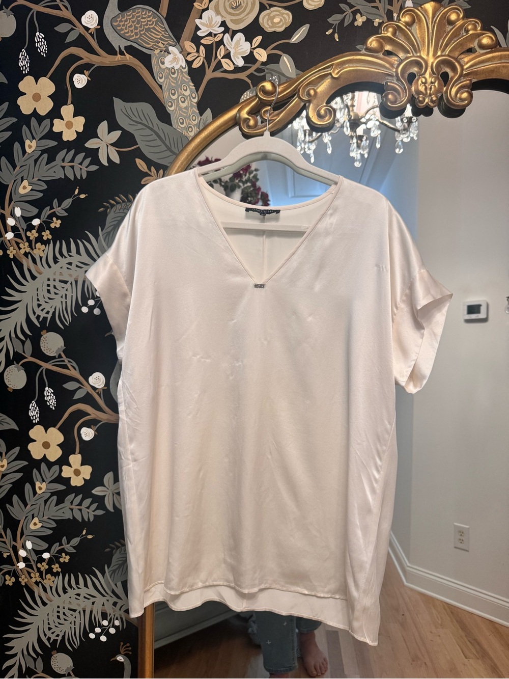 Lafayette 148 ivory top features a sleek v-neckline | Size L